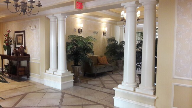 Building Photo - Annual unfurnished luxury 3/2 condo downtown Sarasota overlooking a park!