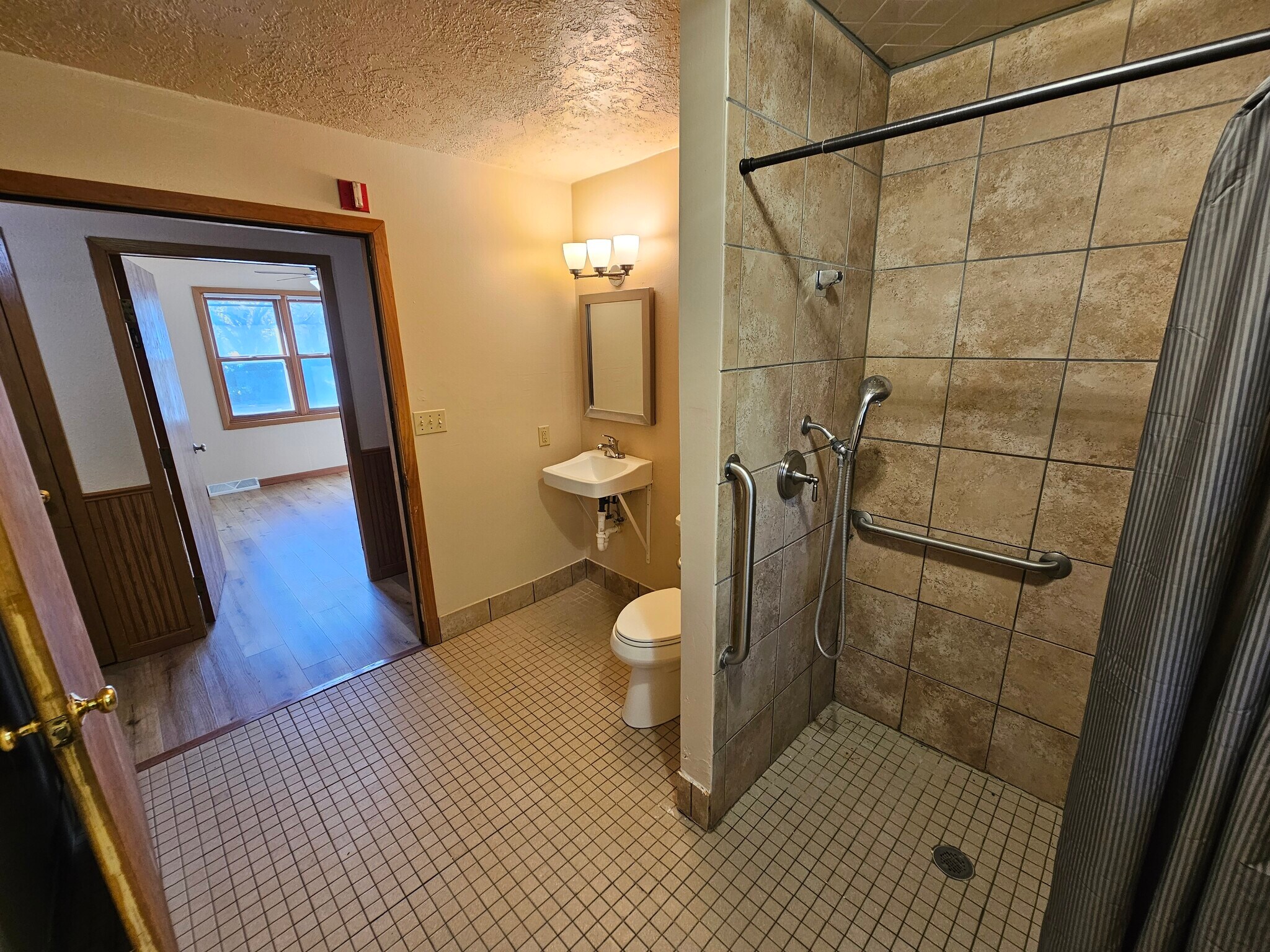 Building Photo - 531 Lakeshore Ct