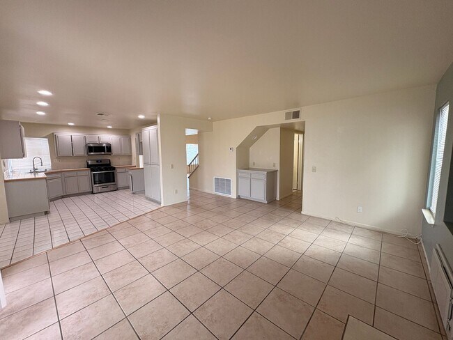 Building Photo - 4 Bed, 2.5 Bath in Rialto!