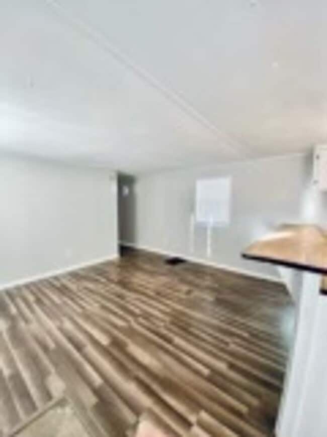 Building Photo - 2 Bedroom, 1 Bathroom - Mobile Home in Nor...