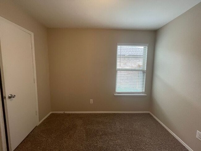 Building Photo - Perfect 3 Bedroom 2 Bath Home! GREAT Fort Worth Location -- Stainless Steel Kitchen Appliances In...