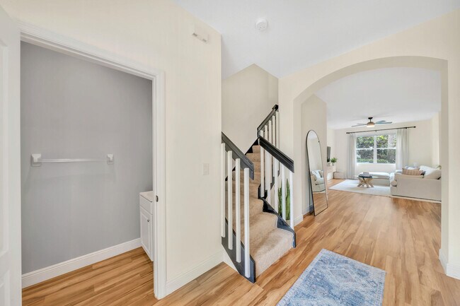 Building Photo - 6086 Seminole Gardens Cir