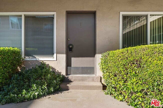 Building Photo - 15540 Moorpark St