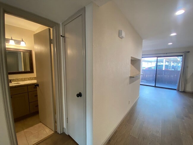 Building Photo - Country Hollow Condominiums