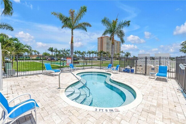 Building Photo - Beautiful 2BR/2BA Waterfront Condo in 55+ ...