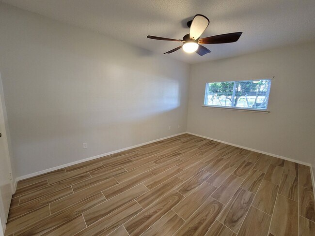 Building Photo - 7055 N Holiday Dr