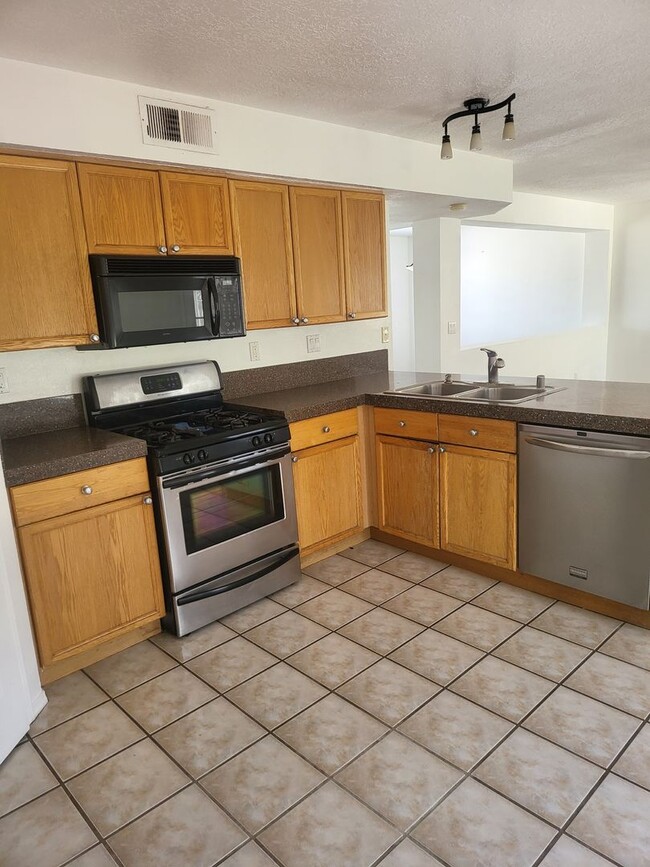 Building Photo - West Side 2/story 3 Bedroom 2 Bath & 2 Car...