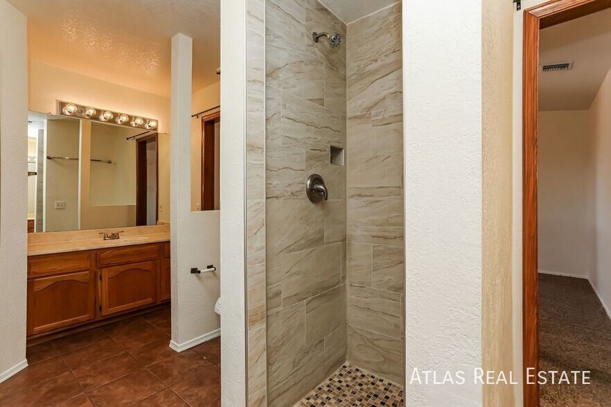 Building Photo - 7648 S Danforth Ave