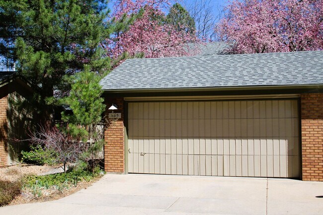 Building Photo - Sunlit and Stylish 3 Bedroom Townhouse by Wonderland Lake