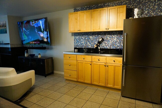 Building Photo - Furnished 2 bedroom Condo with view of Lake Union