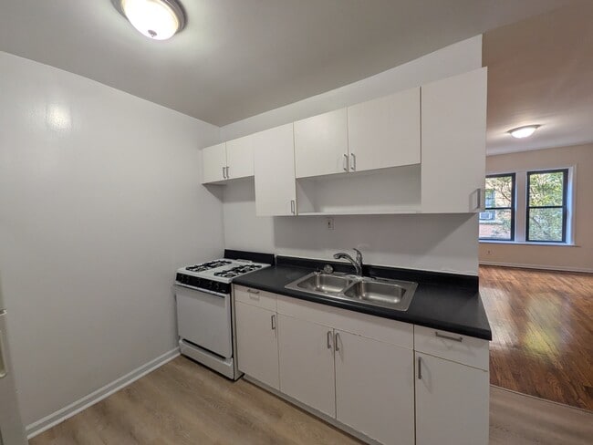 Building Photo - 2332 N Spaulding Ave