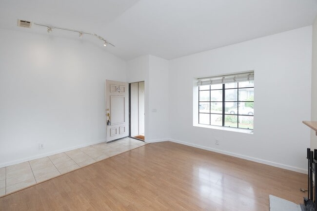 Building Photo - Spacious 3 Bedroom  2.5 Bath | East Ventura | Unfurnished