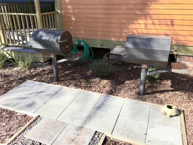 Building Photo - 802 Howe St