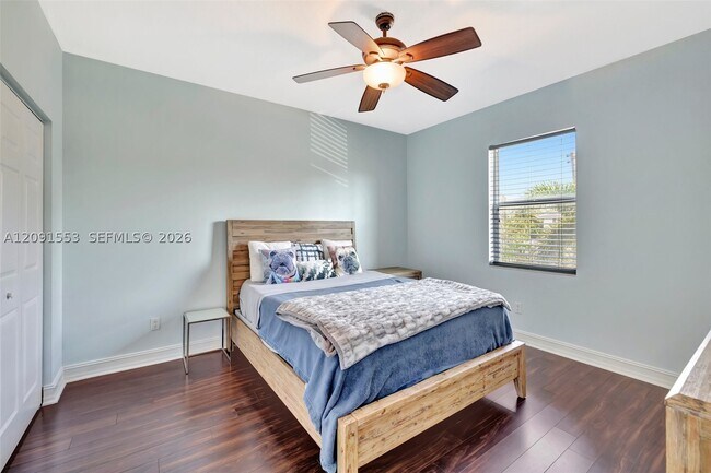 Building Photo - 853 SW 11th Ct
