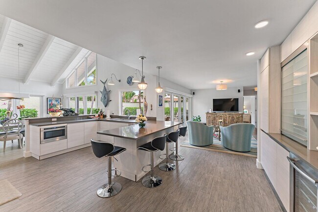 Building Photo - 108 E Tarpon Ln