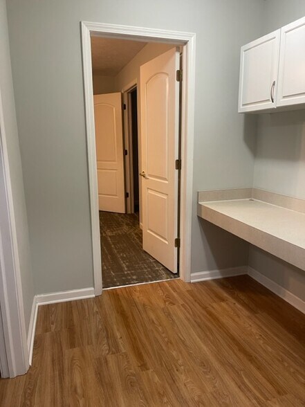 Work Station - 729 Spring Valley Dr