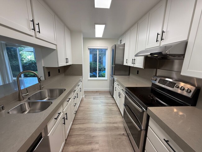 Building Photo - LARGE UPDATED TWO BEDROOM / TWO BATHROOM G...