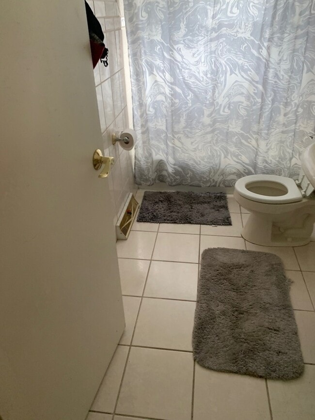 Building Photo - 14423 Sanderson Ave