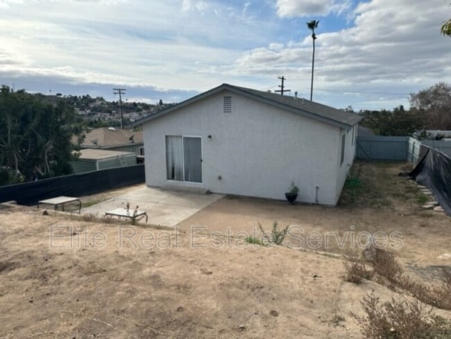 Building Photo - 725 Pidgeon St