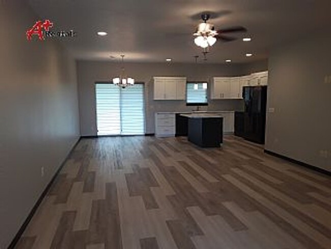 Building Photo - Three bedroom two bathroom Twin home w/ tr...