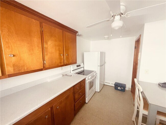 Building Photo - 25 1/2 Thurston Ave