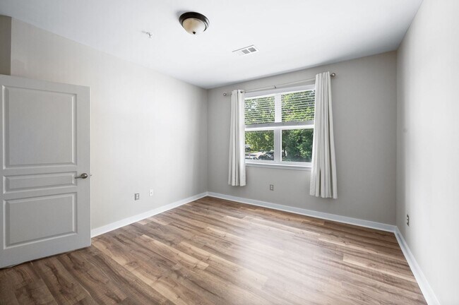 Building Photo - Spacious 3BR/2BA end unit at Bristol West ...