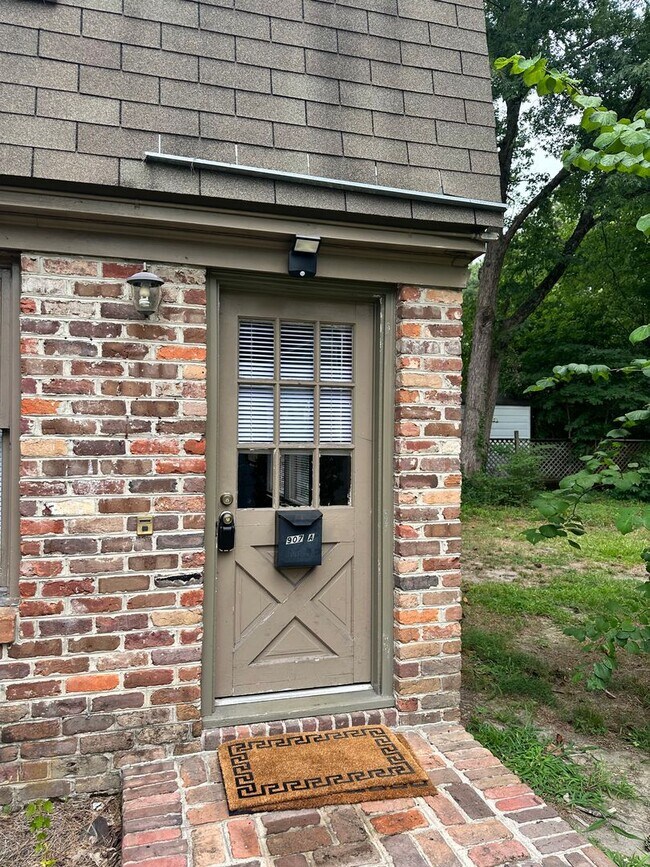 Building Photo - 1 bedroom 1 bath available in the City of Williamsburg! Available Now!