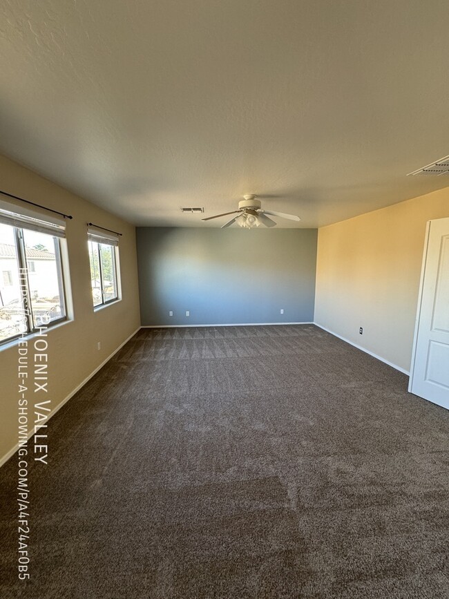 Building Photo - Cozy 4 bed / 2.5 bath with new carpet in p...