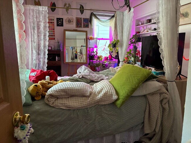 Building Photo - Awesome 2 Bed 1 Bath! Available June 1st!