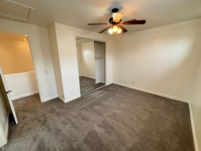 Building Photo - 10735 Knickerbocker Ave
