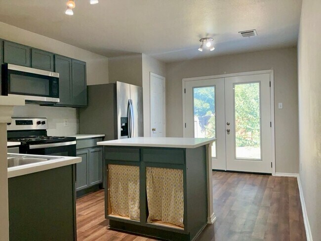 Building Photo - Adorable Move-In Ready 3/2 in Georgetown! ...