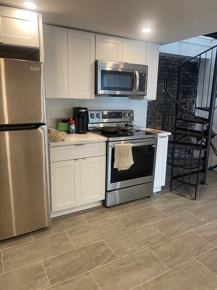 Building Photo - 26 Parker St