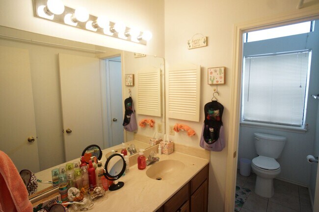 Building Photo - 2/2 Apartment Walking Distance from UT