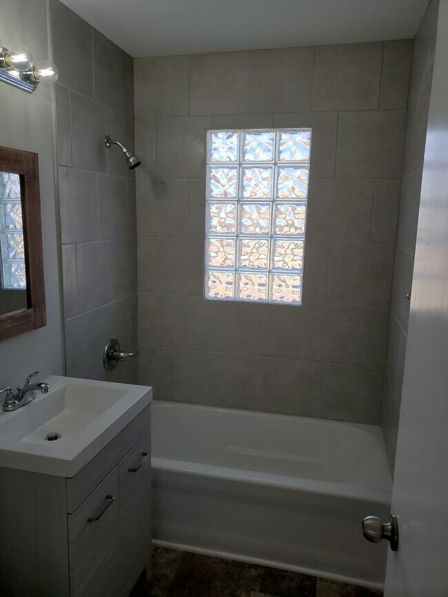 Building Photo - Like New 3 bedroom 1.5 bath  Ranch Near Kellogg and Rock