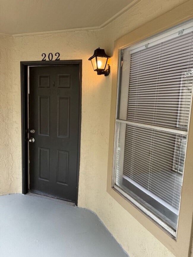Building Photo - Large Two bedroom Condo