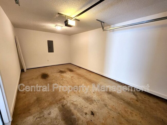 Building Photo - 303 Rexford Dr