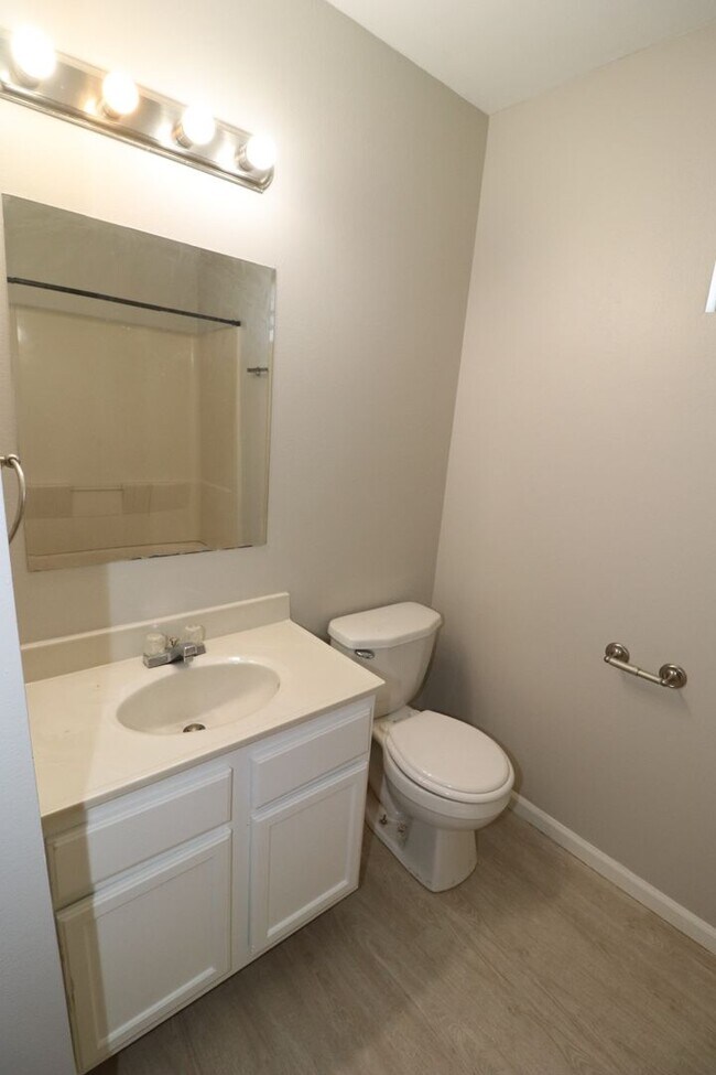 Building Photo - Newly updated duplex for rent!