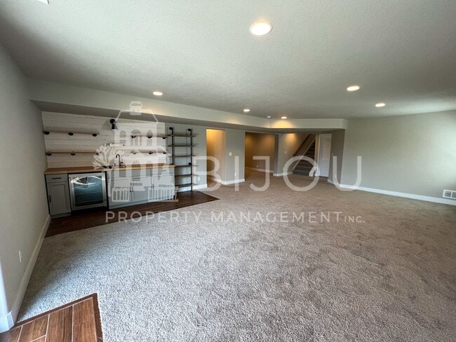 Building Photo - Grand Overlook to the Mountains!