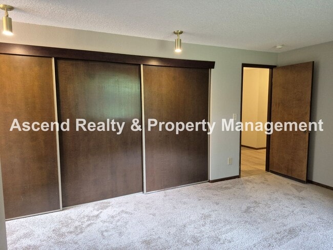 Building Photo - One Level Ranch Greenway Neighborhood Fenc...