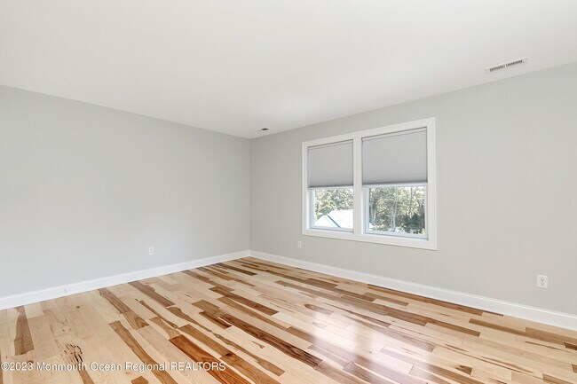 Building Photo - 402 6th Ave