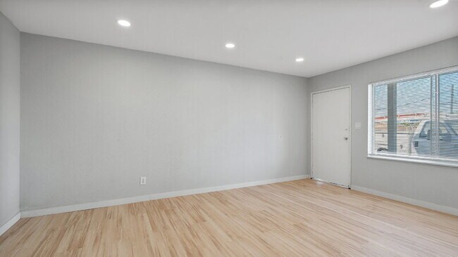 Building Photo - 243 San Jacinto Dr
