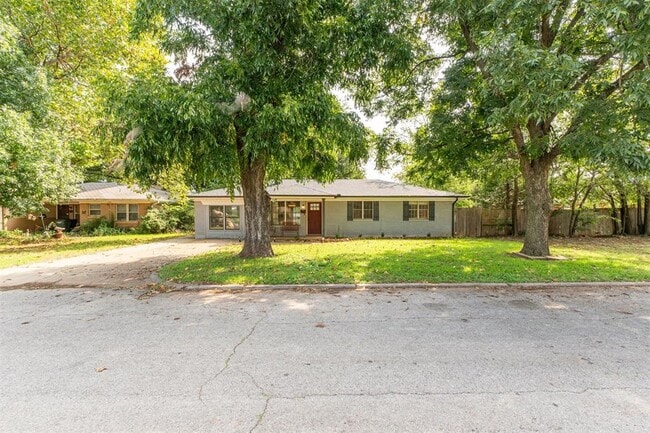 Primary Photo - 2328 S Krowse Ave