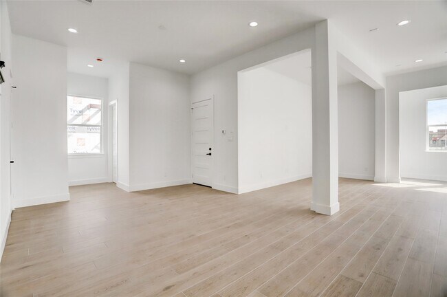 Building Photo - 6816 Hartland St
