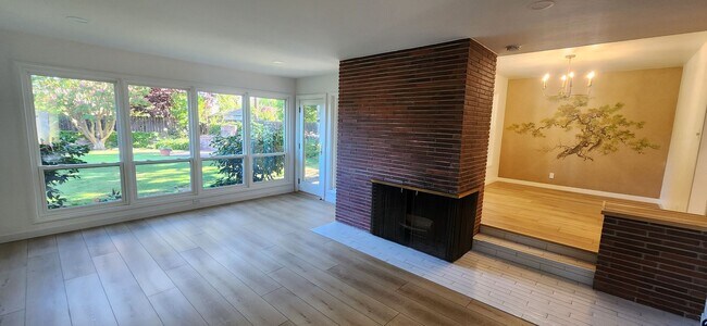 Building Photo - 3 Bedroom 1 Bathroom Charmer in Hollywood ...