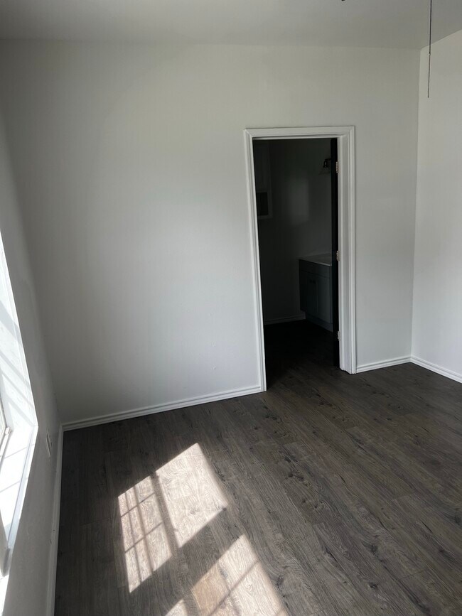 Building Photo - 522 W Alice Ave