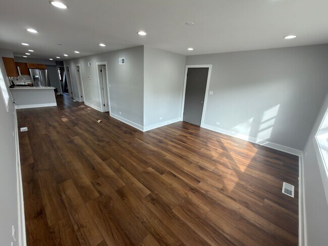 Building Photo - 6524 W Diversey Ave