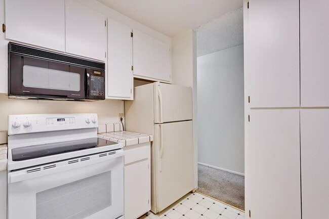 Building Photo - Top Floor Unit - Balcony - Elevator Access - Community Pool & Tennis Court
