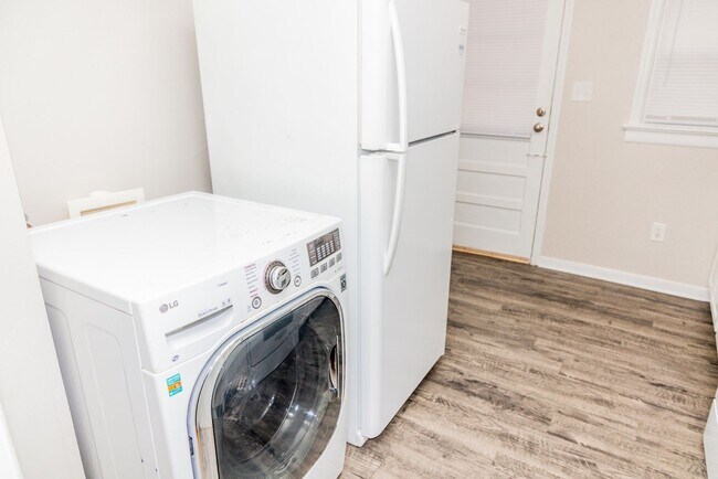 Building Photo - ONE MONTH FREE-Sign by 2/28/2026: Walk to Carytown & the Fan