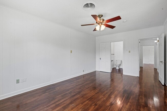 Building Photo - Historic Charm in Hillsboro!