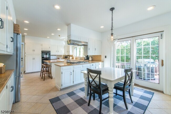 Building Photo - 3 Greenview Way